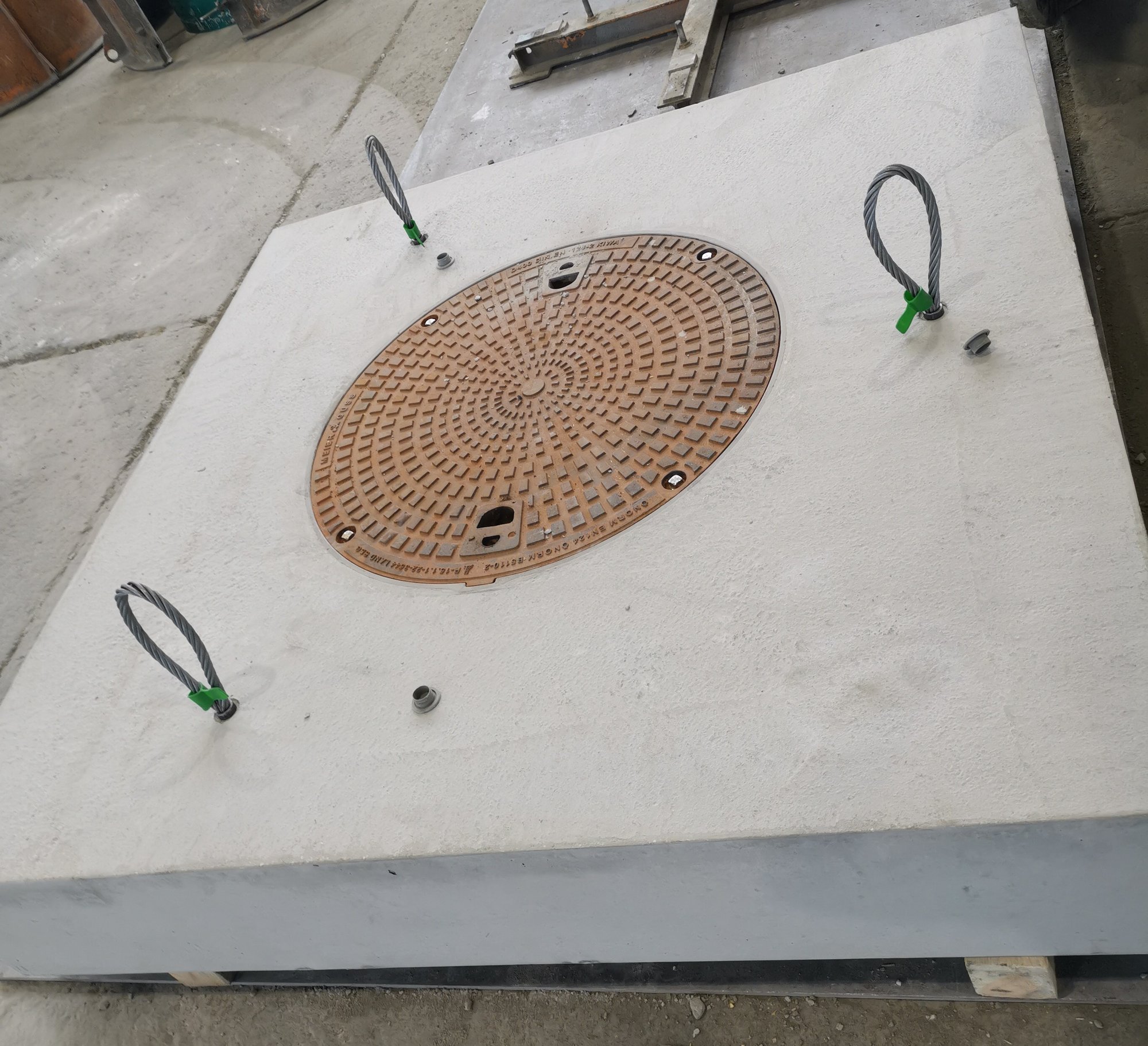 abdeckplatte 1 Abdeckplatte mit eingebauter Schachtabdeckung und Anschlagpunkten