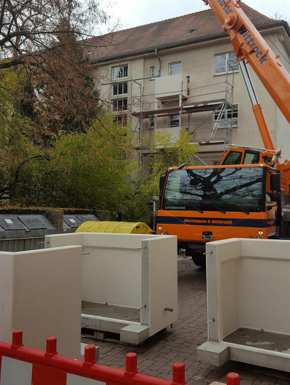 balkone Monolithischer Stahlbetonbalkon bei der Montage
