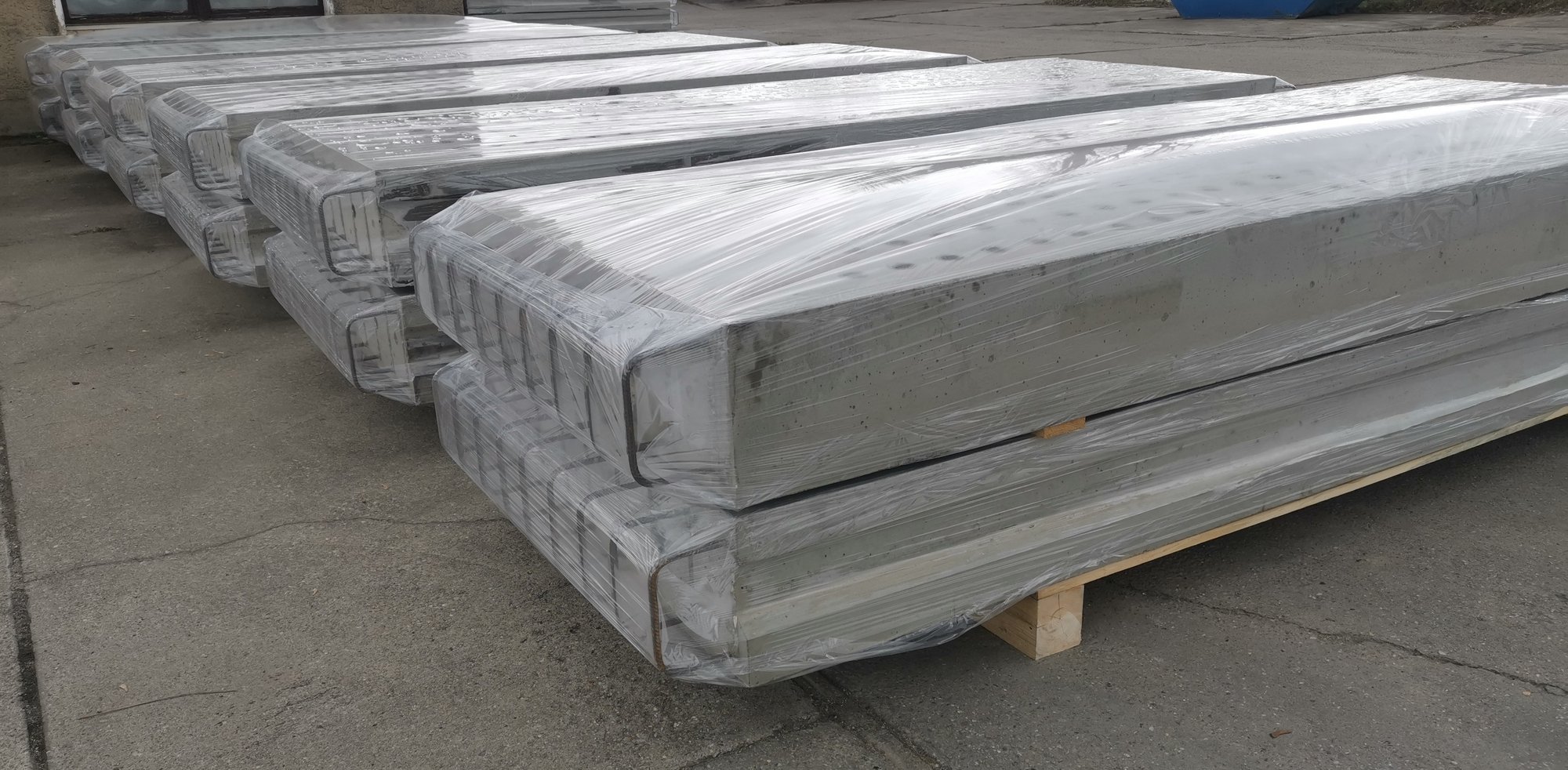 filterplatte 1 Stahlbeton-Filterplatten gestapelt im Werk