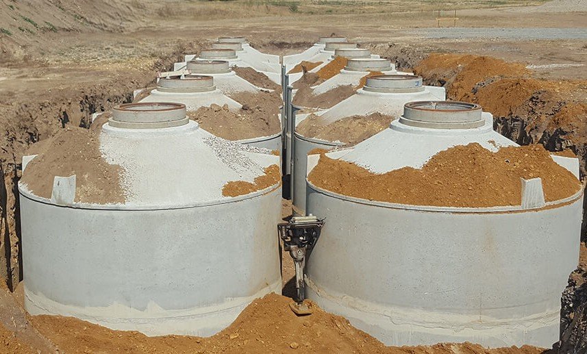 Zisternen aus Betonfertigteilen im Einbau